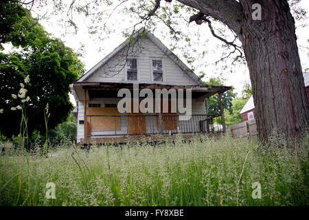 Mit Fensterläden versehenes Haus in Flint, Michigan Stockfoto