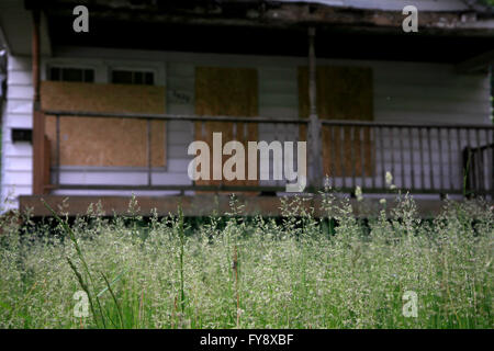 Mit Fensterläden versehenes Haus in Flint, Michigan Stockfoto