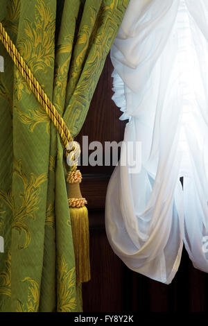 Schöne Vorhänge mit Ornament in einem Luxus-apartment Stockfoto