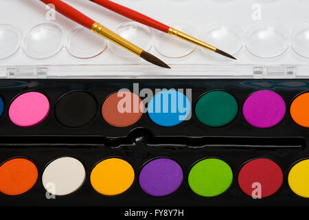 Wasser Farbe Farben und zwei Pinseln Nahaufnahme Stockfoto