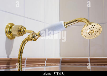 Schöne und moderne Dusche im Badezimmer Stockfoto