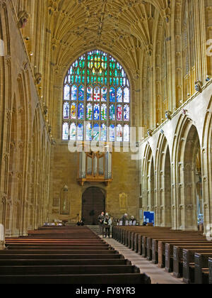 Das Kirchenschiff und großen Westfenster in Sherborne Abbey, Dorset, England, UK Stockfoto