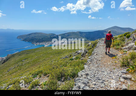 Einsame weibliche Walker auf Italienisch Straße Fußweg, Kalymnos, Griechenland Stockfoto