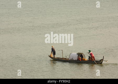 Zwei Fischer auf einem langen Boot auf dem Mekong River, Kampong Cham, Kambodscha. Stockfoto