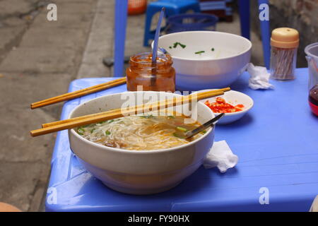 Schüssel pho Nudelsuppe in Hanoi, Vietnam. Stockfoto