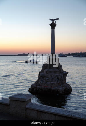 Artillerie-Bucht in Sewastopol vor der Parade von Kriegsschiffen am nächsten Morgen. Denkmal für die versenkte Schiffe Stockfoto