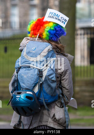 Edinburgh, Schottland. 23. April 2016. In Edinburgh hat der 5. Pedal am Parlament Zyklus Ereignis stattgefunden. Ausgehend von den Wiesen und eine Route entlang der historischen Royal Mile und Veredelung außerhalb des schottischen Parlaments in Holyrood, Tausende von Radfahrern sich zusammenzuschließen, um die Verbesserung der Infrastruktur von Schottland mehr Zyklus freundlich zu sein. Weitere Infos gibt es bei http://pedalonparliament.org/ Credit: Richard Dyson/Alamy Live News Stockfoto