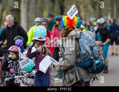 Edinburgh, Schottland. 23. April 2016. In Edinburgh hat der 5. Pedal am Parlament Zyklus Ereignis stattgefunden. Ausgehend von den Wiesen und eine Route entlang der historischen Royal Mile und Veredelung außerhalb des schottischen Parlaments in Holyrood, Tausende von Radfahrern sich zusammenzuschließen, um die Verbesserung der Infrastruktur von Schottland mehr Zyklus freundlich zu sein. Weitere Infos gibt es bei http://pedalonparliament.org/ Bild: Credit: Richard Dyson/Alamy Live News Stockfoto