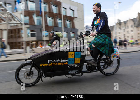 Edinburgh, Schottland. 23. April 2016. In Edinburgh hat der 5. Pedal am Parlament Zyklus Ereignis stattgefunden. Ausgehend von den Wiesen und eine Route entlang der historischen Royal Mile und Veredelung außerhalb des schottischen Parlaments in Holyrood, Tausende von Radfahrern sich zusammenzuschließen, um die Verbesserung der Infrastruktur von Schottland mehr Zyklus freundlich zu sein. Weitere Infos gibt es bei http://pedalonparliament.org/ Credit: Richard Dyson/Alamy Live News Stockfoto