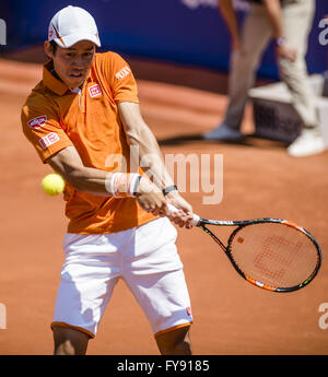 Barcelona, Katalonien, Spanien. 23. April 2016. KEI NISHIKORI Japon gibt den Ball während ihre Halbfinale im "Barcelona Open Banc Sabadell" 2016, Benoit Paire Frankreich zurück. Nishikori gewann 6:3, 6:2. Bildnachweis: Matthias Oesterle/ZUMA Draht/Alamy Live-Nachrichten Stockfoto