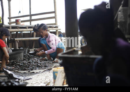 Jakarta, Indonesien. 23. April 2016. Arbeiter entfernen grüne Muscheln aus ihren Schalen bei Muara Angke Slumgebiet. Indonesische Behörden nicht mehr Frage zulässt, um grüne Muscheln in der Bucht aufgrund der hohen Verschmutzung im Wasser zu ernten. Das Meerwasser in der Bucht von Jakarta hat hohe Konzentrationen von Schwermetallen, die die grüne Muscheln bekannt sind, zu absorbieren und eignen sich nicht für den Verzehr danach. Bildnachweis: Garry Andrew Lotulung/ZUMA Draht/Alamy Live-Nachrichten Stockfoto