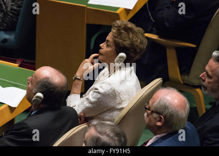 New York City, USA. 22. April 2016. Brasilianische Präsidentin Dilma Rousseff hört sich Frankreichs Präsident Hollande (nicht gesehen) an seinen Ausführungen. Führungskräfte aus der ganzen Welt versammelten sich im allgemeinen Montagehalle im UN-Hauptquartier in New York City, das globale Klima-Abkommen aus der COP21-Konferenz in Paris (Dezember 2015) zu unterzeichnen. Bildnachweis: Albin Lohr-Jones/Pacific Press/Alamy Live-Nachrichten Stockfoto