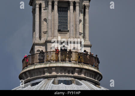 London, UK. 23. April 2016. Dunkle Wolken über der City of London und southbank Stockfoto