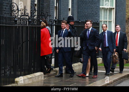 London, UK. 22. April 2016. Barack Obama und David Cameron. London, UK. Matthew Winthrop Barzun, US-Botschafter in das Vereinigte Königreich, winkt den Fotografen. vor Barack Obama, Präsident der Vereinigten Staaten von Amerika, Ankunft in der Downing Street heute David Cameron, Premierminister von Großbritannien zu erfüllen. Während des Treffens wird es gedacht, diskutieren sie die bevorstehende Volksabstimmung über unabhängig davon, ob Großbritannien sollte die Europäische Union verlassen und haben manche nannten es Austritt abstimmen. Bildnachweis: Paul Marriott/Alamy Live-Nachrichten Stockfoto