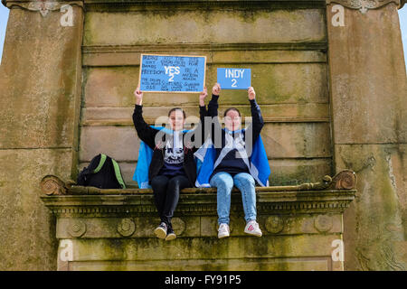 Glasgow, Vereinigtes Königreich. 23. April 2016. Mehrere schottische Unabhängigkeit und "Yes2" Anhänger statt eine politische Kundgebung in George Square, Glasgow, vor den Wahlen am 5. Mai zur Unterstützung der Scottish National Party Push für ein zweites Referendum und unabhängiges Schottland stattfinden. Jennifer Douglas links () im Alter von 14 und ihr Freund Pompei Müller, 14 Jahre alt, beide aus Port Glasgow kletterte auf das Scott Monument zu protestieren. Bildnachweis: Findlay/Alamy Live-Nachrichten Stockfoto