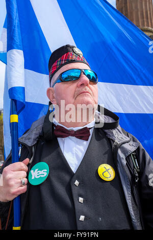 Glasgow, UK. 23 Apr, 2016. Eine Reihe von schottischen Pro-Independence und "Ja 2' Anhänger einer politischen Kundgebung auf dem George Square, Glasgow vor den Wahlen am 5. Mai in Unterstützung von Push die schottische nationale Partei für ein zweites Referendum und unabhängigen Schottland gehalten zu werden, statt. Bild ist von Neilson Kerr, im Alter von 60 Jahren, von Edinburgh nach Glasgow, die für die Demonstration gereist. Credit: Findlay/Alamy leben Nachrichten Stockfoto