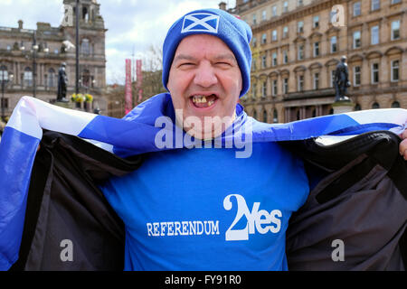 Glasgow, UK. 23 Apr, 2016. Eine Reihe von schottischen Pro-Independence und "Ja 2' Anhänger einer politischen Kundgebung auf dem George Square, Glasgow vor den Wahlen am 5. Mai statt, in der Unterstützung von Push die schottische nationale Partei für ein zweites Referendum und unabhängigen Schottland. Bild ist von William Young aus Port Glasgow, Schottland Kredit: Findlay/Alamy Leben Nachrichten werden Stockfoto