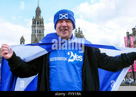 Glasgow, UK. 23 Apr, 2016. Eine Reihe von schottischen Pro-Independence und "Ja 2' Anhänger einer politischen Kundgebung auf dem George Square, Glasgow vor den Wahlen am 5. Mai statt, in der Unterstützung von Push die schottische nationale Partei für ein zweites Referendum und unabhängigen Schottland. Bild ist von William Young aus Port Glasgow, Schottland Kredit: Findlay/Alamy Leben Nachrichten werden Stockfoto