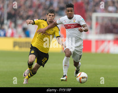 Stuttgart, Deutschland. 23. April 2016. Stuttgarts Daniel Didavi (r) und Dortmunder Christian Pulisic in Aktion während der deutschen Fußball-Bundesliga-Fußball match zwischen VfB Stuttgart und Borussia Dortmund in der Mercedes-Benz Arena in Stuttgart, Deutschland, 23. April 2016. Foto: DANIEL MAURER/Dpa (EMBARGO Bedingungen - Achtung: aufgrund der Akkreditierungsrichtlinien die DFL nur erlaubt die Veröffentlichung und Nutzung von bis zu 15 Bilder pro Spiel im Internet und in Online-Medien während des Spiels.) Bildnachweis: Dpa/Alamy Live-Nachrichten Stockfoto