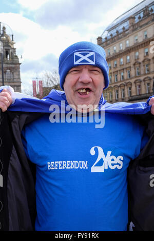 Glasgow, Vereinigtes Königreich. 23. April 2016. Mehrere schottische Unabhängigkeit und "Yes2" Anhänger statt eine politische Kundgebung in George Square, Glasgow, vor den Wahlen am 5. Mai zur Unterstützung der Scottish National Party Push für ein zweites Referendum und unabhängiges Schottland stattfinden. Bild ist von William Young aus Port Glasgow, Schottland. Bildnachweis: Findlay/Alamy Live-Nachrichten Stockfoto