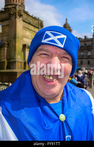 Glasgow, UK. 23 Apr, 2016. Eine Reihe von schottischen Pro-Independence und "Ja 2' Anhänger einer politischen Kundgebung auf dem George Square, Glasgow vor den Wahlen am 5. Mai statt, in der Unterstützung von Push die schottische nationale Partei für ein zweites Referendum und unabhängigen Schottland. Bild ist von William Young aus Port Glasgow, Schottland Kredit: Findlay/Alamy Leben Nachrichten werden Stockfoto