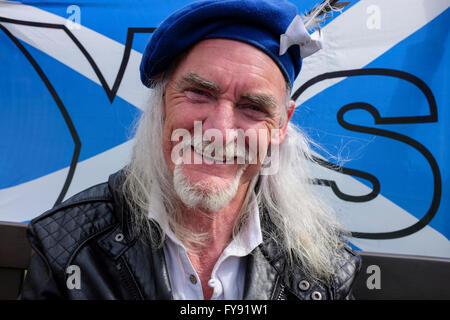 Glasgow, Vereinigtes Königreich. 23. April 2016. Eine Reihe der schottischen Unabhängigkeit und "Yes2" Anhänger eine politische Kundgebung in George Square, Glasgow vor den Wahlen am 5. Mai zur Unterstützung der Scottish National Party Push für ein zweites Referendum stattfinden und unabhängige Scotland.Picture von Charles McAulay Robertson von Dunoon, Schottland. Bildnachweis: Findlay/Alamy Live-Nachrichten Stockfoto