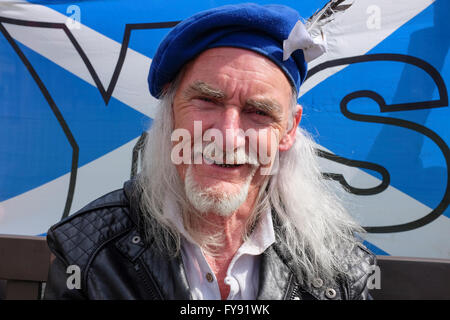 Glasgow, Vereinigtes Königreich. 23. April 2016. Eine Reihe der schottischen Unabhängigkeit und "Yes2" Anhänger eine politische Kundgebung in George Square, Glasgow vor den Wahlen am 5. Mai zur Unterstützung der Scottish National Party Push für ein zweites Referendum stattfinden und unabhängige Scotland.Picture von Charles McAulay Robertson von Dunoon, Schottland. Bildnachweis: Findlay/Alamy Live-Nachrichten Stockfoto