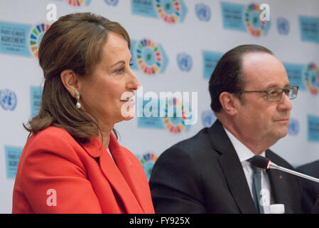 COP 21 Präsident, der französische Minister für Ökologie, nachhaltige Entwicklung und Energie, Ségolène Royal beteiligt sich an der Pressekonferenz. Nach der Eröffnung zur Unterzeichnung des globalen Klima-Abkommens im UN-Hauptquartier in New York City, UNO-Generalsekretär Ban Ki-Moon, Präsident François Hollande, COP 21 Präsident Ségolène Royal und Exekutivsekretär der UN-Rahmen Concention auf Klimaänderungen (UNFCCC) Christiana Figueres traf sich mit den UN-Pressecorps, der Umsetzung des Abkommens zu diskutieren. (Foto von Albin Lohr-Jones/Pacific Press) Stockfoto