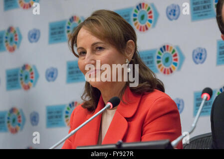 COP 21 Präsident, der französische Minister für Ökologie, nachhaltige Entwicklung und Energie, Ségolène Royal beteiligt sich an der Pressekonferenz. Nach der Eröffnung zur Unterzeichnung des globalen Klima-Abkommens im UN-Hauptquartier in New York City, UNO-Generalsekretär Ban Ki-Moon, Präsident François Hollande, COP 21 Präsident Ségolène Royal und Exekutivsekretär der UN-Rahmen Concention auf Klimaänderungen (UNFCCC) Christiana Figueres traf sich mit den UN-Pressecorps, der Umsetzung des Abkommens zu diskutieren. (Foto von Albin Lohr-Jones/Pacific Press) Stockfoto