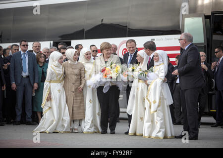 Gaziantep, Türkei. 23. April 2016. German chancellor Angela Merkel (C), Präsident des Europäischen Rates, Donald Tusk (5R), European Commission Vice-President Frans Timmermans (R) und türkischen Ministerpräsidenten Ahmet Davutoglu (3R) Besuch Nizip Flüchtlingslager in Nizip Bezirk, in der Nähe von Gaziantep, Türkei, 23. April 2016. Merkel und obersten Beamten der Europäischen Union unter Druck, ein Migrant Deportation Geschäft mit der Türkei zu überdenken unterwegs sind in der Nähe der türkischen Grenze zu Syrien im Rahmen eines Angebots, das unruhige Abkommen zu stärken. Bildnachweis: Dpa picture Alliance/Alamy Live News Stockfoto