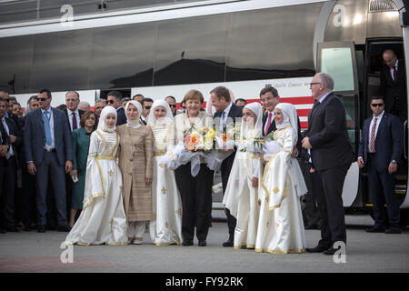 Gaziantep, Türkei. 23. April 2016. German chancellor Angela Merkel (C), Präsident des Europäischen Rates, Donald Tusk (5R), European Commission Vice-President Frans Timmermans (R) und türkischen Ministerpräsidenten Ahmet Davutoglu (3R) Besuch Nizip Flüchtlingslager in Nizip Bezirk, in der Nähe von Gaziantep, Türkei, 23. April 2016. Merkel und obersten Beamten der Europäischen Union unter Druck, ein Migrant Deportation Geschäft mit der Türkei zu überdenken unterwegs sind in der Nähe der türkischen Grenze zu Syrien im Rahmen eines Angebots, das unruhige Abkommen zu stärken. Bildnachweis: Dpa picture Alliance/Alamy Live News Stockfoto