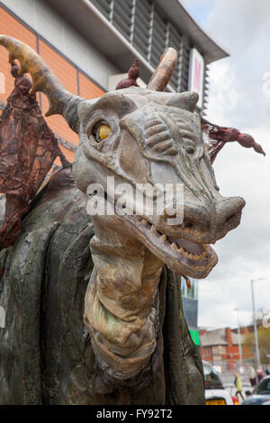 St George's Day am Samstag, den 23. April. Blackburn, Lancashire, UK' Hier Drachen' Event in der Mall, Blackburn Markt und auf die Kathedrale Gründen, die Besucher dieser Website eingeladen, die Drachen Trail mit live Street Theater und musikalische Aufführungen von menschlicher Größe Marionette Akteure aus unterschiedlichen international renommierte Theater Inszenierungen mit erstaunlichen mechanische Apparate zu folgen. 2016. Stockfoto