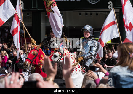 Nottingham, England UK 23. April 2016. Menschenmengen versammelten sich auf dem alten Marktplatz. zu einem von Großbritanniens größten St George's Day Paraden, organisiert von der Royal Society of St. George zu sehen. St George ist der Schutzpatron von England, und die St George Kreuz ist das Symbol für das Land. Bildnachweis: Mike Gibson /Alamy Live-Nachrichten. Stockfoto
