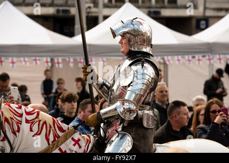Nottingham, England UK 23. April 2016. Menschenmengen versammelten sich auf dem alten Marktplatz. zu einem von Großbritanniens größten St George's Day Paraden, organisiert von der Royal Society of St. George zu sehen. St George ist der Schutzpatron von England, und die St George Kreuz ist das Symbol für das Land. Bildnachweis: Mike Gibson /Alamy Live-Nachrichten. Stockfoto
