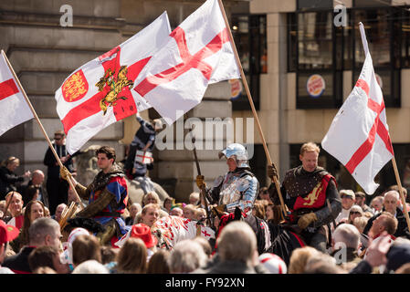 Nottingham, England UK 23. April 2016. Menschenmengen versammelten sich auf dem alten Marktplatz. zu einem von Großbritanniens größten St George's Day Paraden, organisiert von der Royal Society of St. George zu sehen. St George ist der Schutzpatron von England, und die St George Kreuz ist das Symbol für das Land. Bildnachweis: Mike Gibson /Alamy Live-Nachrichten. Stockfoto