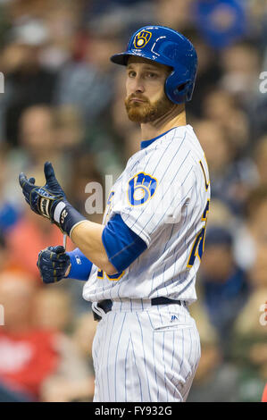 Milwaukee, WI, USA. 22. April 2016. Milwaukee Brewers Catcher Jonathan Lucroy #20 während der Major League Baseball Spiel zwischen den Milwaukee Brewers und den Philadelphia Phillies im Miller Park in Milwaukee, Wisconsin. John Fisher/CSM/Alamy Live-Nachrichten Stockfoto