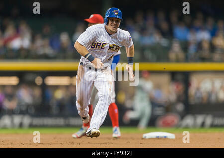 Milwaukee, WI, USA. 22. April 2016. Milwaukee Brewers zweiter Basisspieler Scooter Gennett #2 in Aktion der Major League Baseball Spiel zwischen den Milwaukee Brewers und den Philadelphia Phillies im Miller Park in Milwaukee, Wisconsin. John Fisher/CSM/Alamy Live-Nachrichten Stockfoto