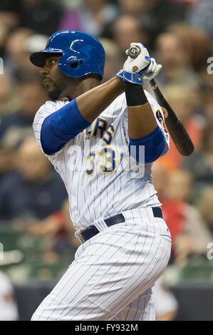 Milwaukee, WI, USA. 22. April 2016. Milwaukee Brewers erster Basisspieler Chris Carter #33 bis Bat der Major League Baseball Spiel zwischen den Milwaukee Brewers und den Philadelphia Phillies im Miller Park in Milwaukee, Wisconsin. John Fisher/CSM/Alamy Live-Nachrichten Stockfoto