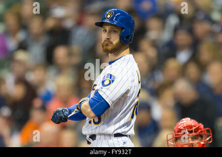 Milwaukee, WI, USA. 22. April 2016. Milwaukee Brewers Catcher Jonathan Lucroy #20 während der Major League Baseball Spiel zwischen den Milwaukee Brewers und den Philadelphia Phillies im Miller Park in Milwaukee, Wisconsin. John Fisher/CSM/Alamy Live-Nachrichten Stockfoto