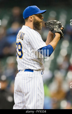 Milwaukee, WI, USA. 22. April 2016. Milwaukee Brewers Krug Chris Capuano #39 Hauptliga-Baseball-Spiel zwischen den Milwaukee Brewers und den Philadelphia Phillies im Miller Park in Milwaukee, Wisconsin. John Fisher/CSM/Alamy Live-Nachrichten Stockfoto