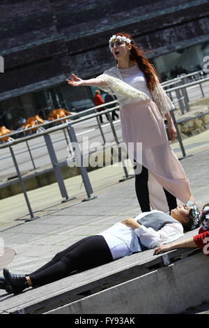 Cardiff, Wales, UK. 23. April 2016. Fotos der Universität Cardiff Bay von South Wales Theater und Drama Studenten durchführen von Shakespeare auf den 400. Jahrestag seines Todes. Bildnachweis: Aimee Herde/Alamy Live-Nachrichten Stockfoto