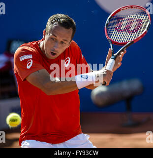 Barcelona, Katalonien, Spanien. 23. April 2016. PHILIPP KOHLSCHREIBER Deutschland gibt den Ball während ihre Halbfinale im "Barcelona Open Banc Sabadell" 2016 um Rafael Nadal aus Spanien zurück. Nadal gewann 6:3, 6:3 Credit: Matthias Oesterle/ZUMA Draht/Alamy Live News Stockfoto