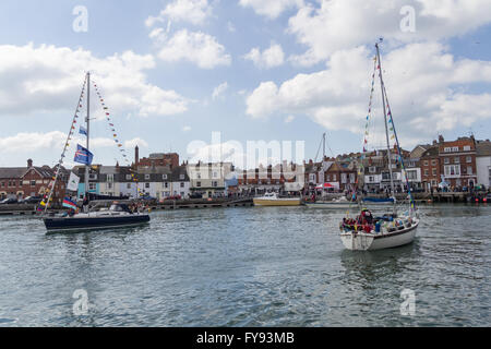 Weymouth, England. 23. April 2016. 90. Geburtstag der Königin schwimmende Tribut. Segelboote mit Fahnen im Hafen. Bildnachweis: Frances Underwood/Alamy Live-Nachrichten Stockfoto