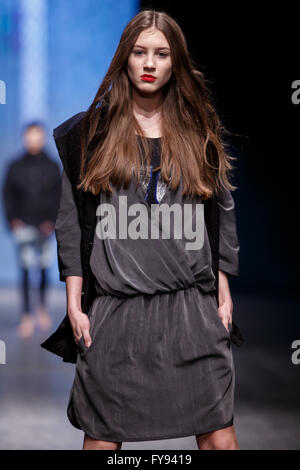 EXPO Lodz, Lodz, Polen, 23. April 2016. FashionPhilosophy Fashion Week Poland, Modelle zu Fuß den Laufsteg tragen Sammlung von PTASZEK Designer Avenue während der 14. Auflage Fashion Week Polen 2016, Credit: Tomasz Zasinski / Alamy Live News Stockfoto