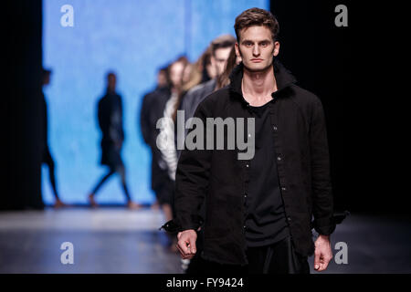 EXPO Lodz, Lodz, Polen, 23. April 2016. FashionPhilosophy Fashion Week Poland, Modelle zu Fuß den Laufsteg tragen Sammlung von PTASZEK Designer Avenue während der 14. Auflage Fashion Week Polen 2016, Credit: Tomasz Zasinski / Alamy Live News Stockfoto