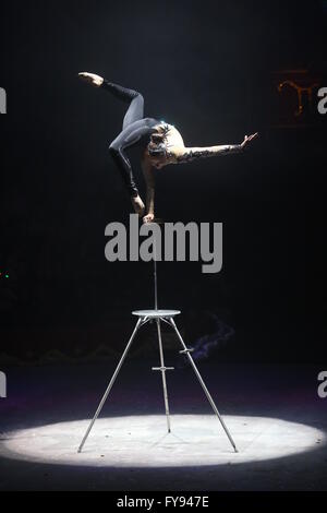 Saratow. 23. April 2016. Russland-Equilibrist Tatiana Belova führt während der internationalen Circus-Wettbewerb "Zirkusprinzessin" in Saratow, Rußland am 23. April 2016. Der Wettbewerb "Zirkusprinzessin" startete hier am Donnerstag. Mehr als 50 weibliche Teilnehmer aus 26 Ländern, einschließlich China, Italien, Spanien, Frankreich und andere beteiligte sich an diesem Wettbewerb. Bildnachweis: Evgeny Sinitsyn/Xinhua/Alamy Live-Nachrichten Stockfoto