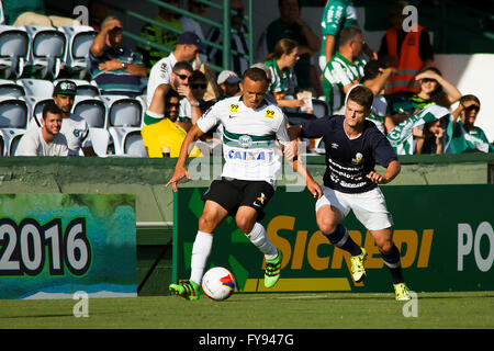 Curitiba, Brasilien. 23. April 2016. Coritiba Foot Ball Club und PTSC machen das Rückspiel im Halbfinale der Campeonato Paranaense, das Stadion Couto Pereira. (Foto: William Artigas/FotoArena) © Fotoarena/Alamy Live-Nachrichten Stockfoto