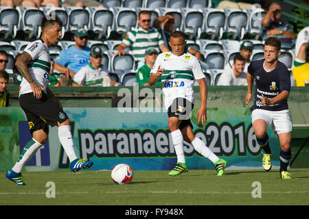 Curitiba, Brasilien. 23. April 2016. Seite Carlinhos Coritiba, Austausch geht mit halben John Paul. Coritiba Foot Ball Club und PTSC machen das Rückspiel im Paranaense Meisterschaft Halbfinale im Stadion Couto Pereira. (Foto: William Artigas/FotoArena) © Fotoarena/Alamy Live-Nachrichten Stockfoto