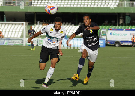 Curitiba, Brasilien. 23. April 2016. Verteidiger Juninho teilt mit Jenison &#39; s PSTCiktriker. Coritiba Foot Ball Club und PTSC machen das Rückspiel im Halbfinale Paranaenhampionship im Stadion Coutoouto Pereira. (Foto: William Artigas/FotoArena) © Fotoarena/Alamy Live-Nachrichten Stockfoto