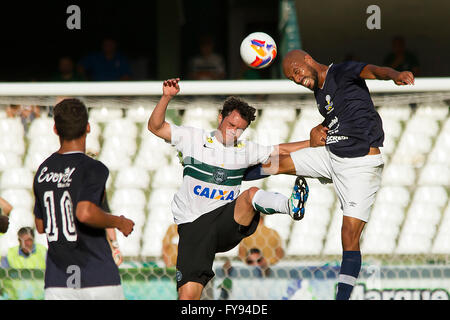 Curitiba, Brasilien. 23. April 2016. Kleber Coritiba bestreiten den Ball mit dem Spice-Verteidiger PTSC. Coritiba Foot Ball Club und PTSC machen das Rückspiel im Paranaense Meisterschaft Halbfinale im Stadion Couto Pereira. (Foto: William Artigas/FotoArena) © Fotoarena/Alamy Live-Nachrichten Stockfoto